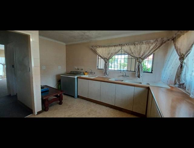 5 BEDROOM FREEHOLD FOR SALE IN DAL FOUCHE